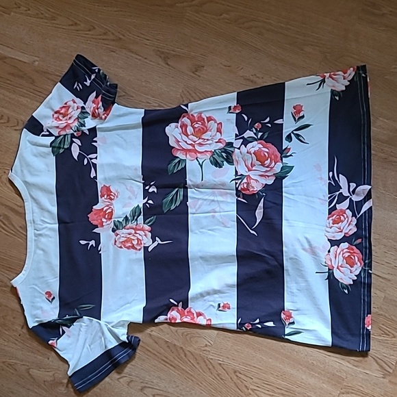 T-Shirt - Picture 2 of 4